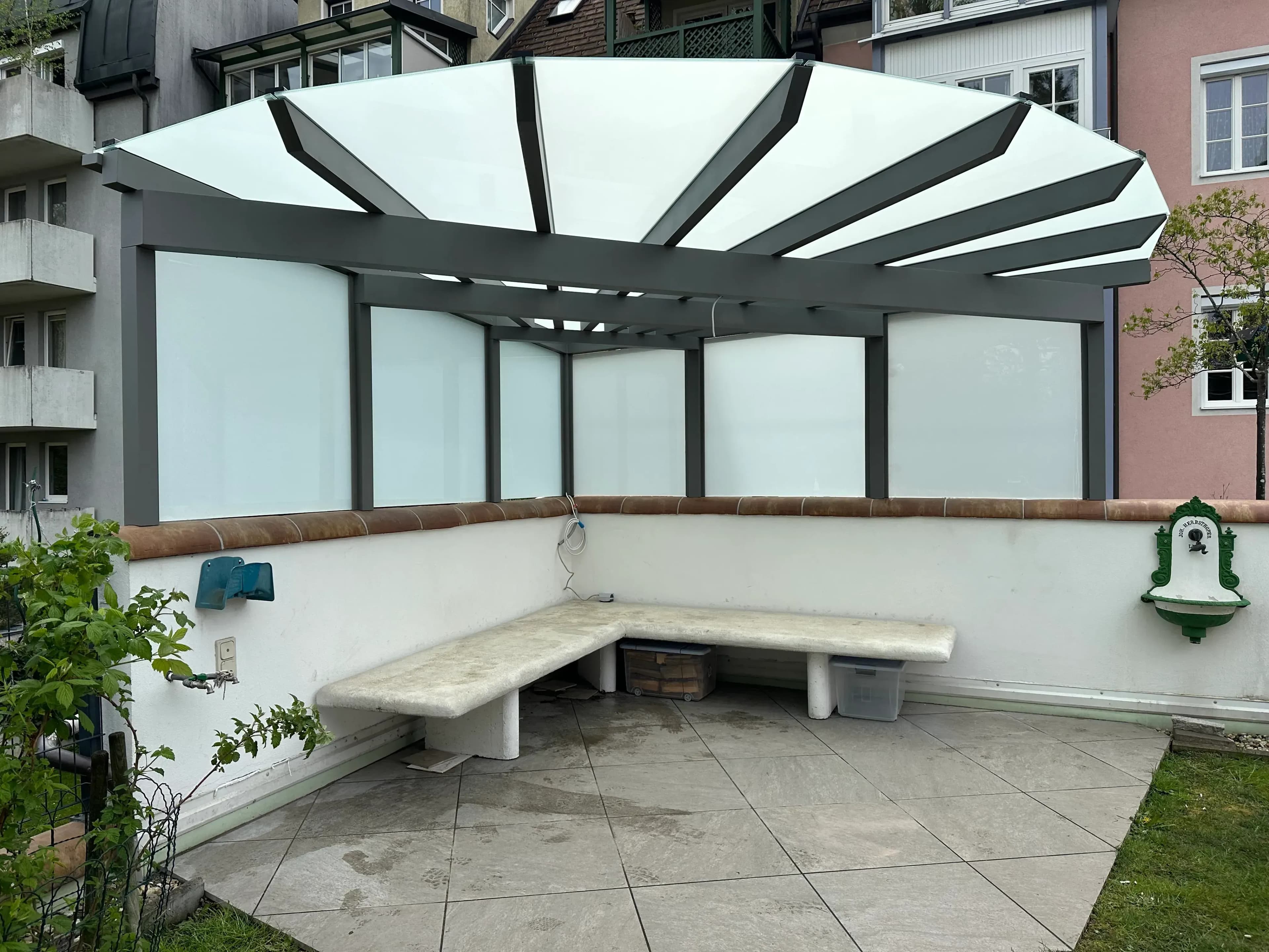Exklusive Terrassenüberdachung aus Edelstahl montieren in Urfahr