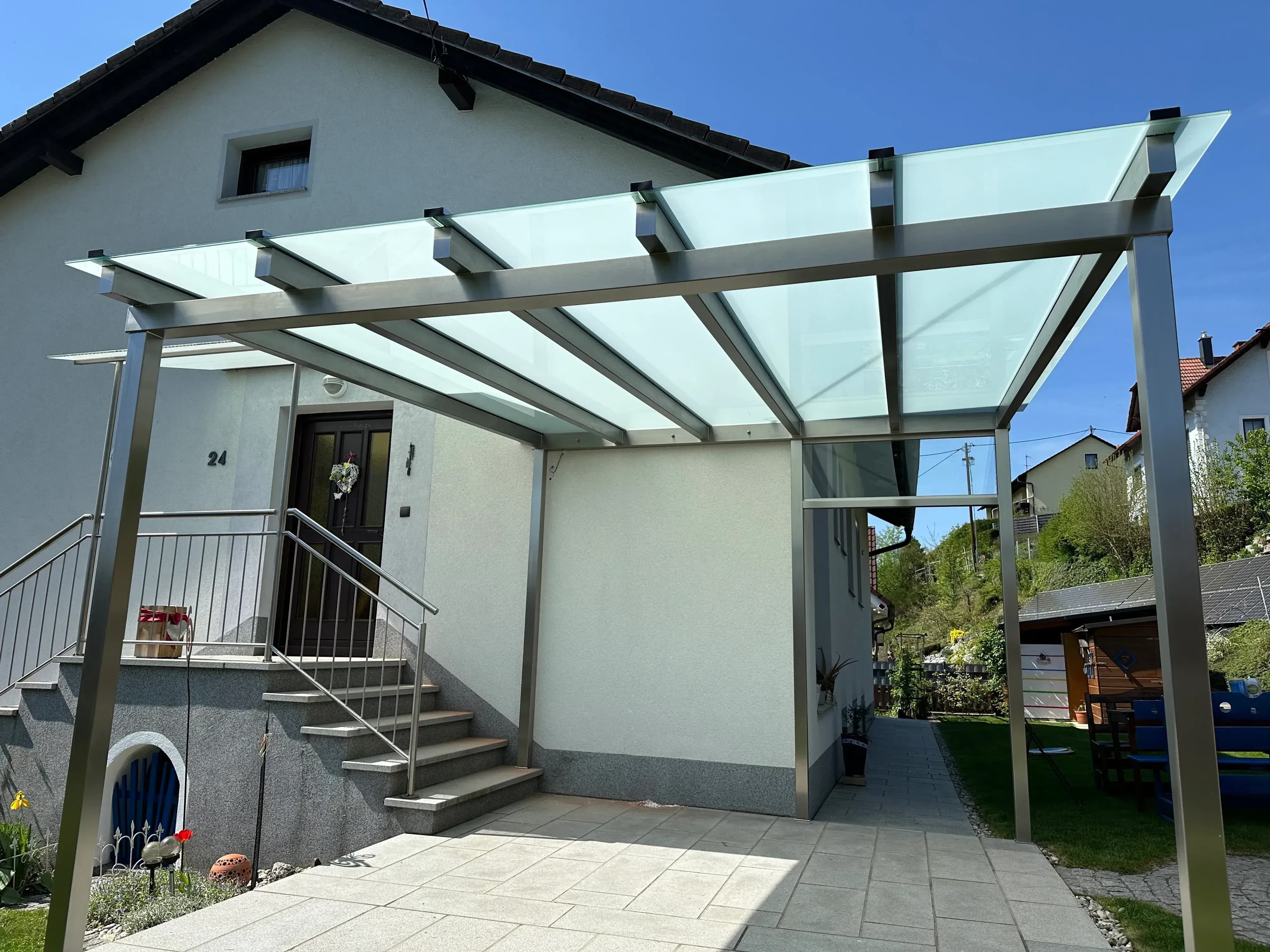 Exklusive Terrassenüberdachung aus Edelstahl montieren in Urfahr